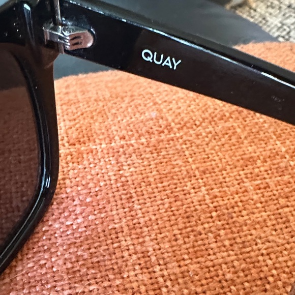 Quay Australia Black Sunglasses w protective fabric case - Picture 3 of 4